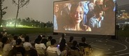 （日韩女人被男人被大吊插视频转载）成都秋夜“新耍法”：到公园看坝坝电影